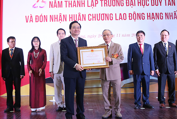 Đại học Tư thục đầu tiên của Miền trung đón nhận Huân chương Lao động hạng Nhất