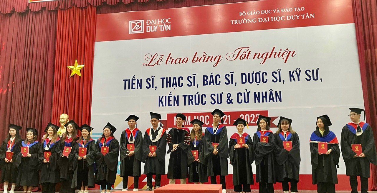 Lễ Trao Bằng Tốt Nghiệp Năm Học 2021-2022