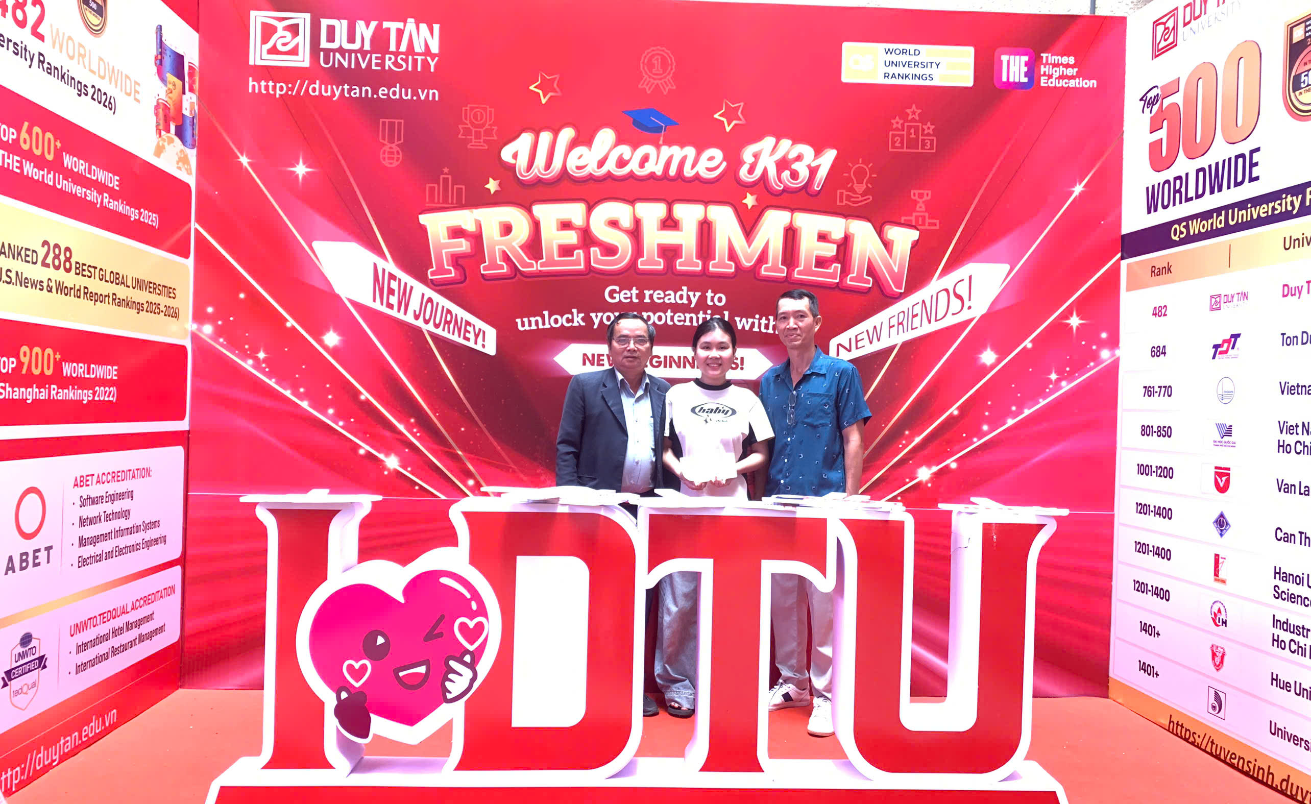 TRAO HỌC BỔNG "TINH THẦN HỌC TẬP" CHO SINH VIÊN KHOA LUẬT -  ĐẠI HỌC DUY TÂN