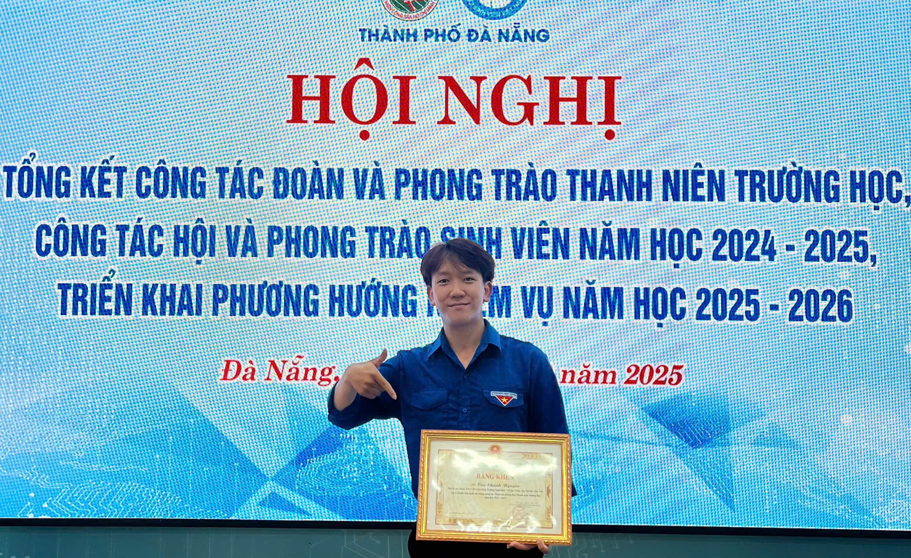 Vinh danh Phó Bí thư Đoàn trường NN-XHNV vì những đóng góp xuất sắc trong công tác Đoàn và phong trào Thanh niên