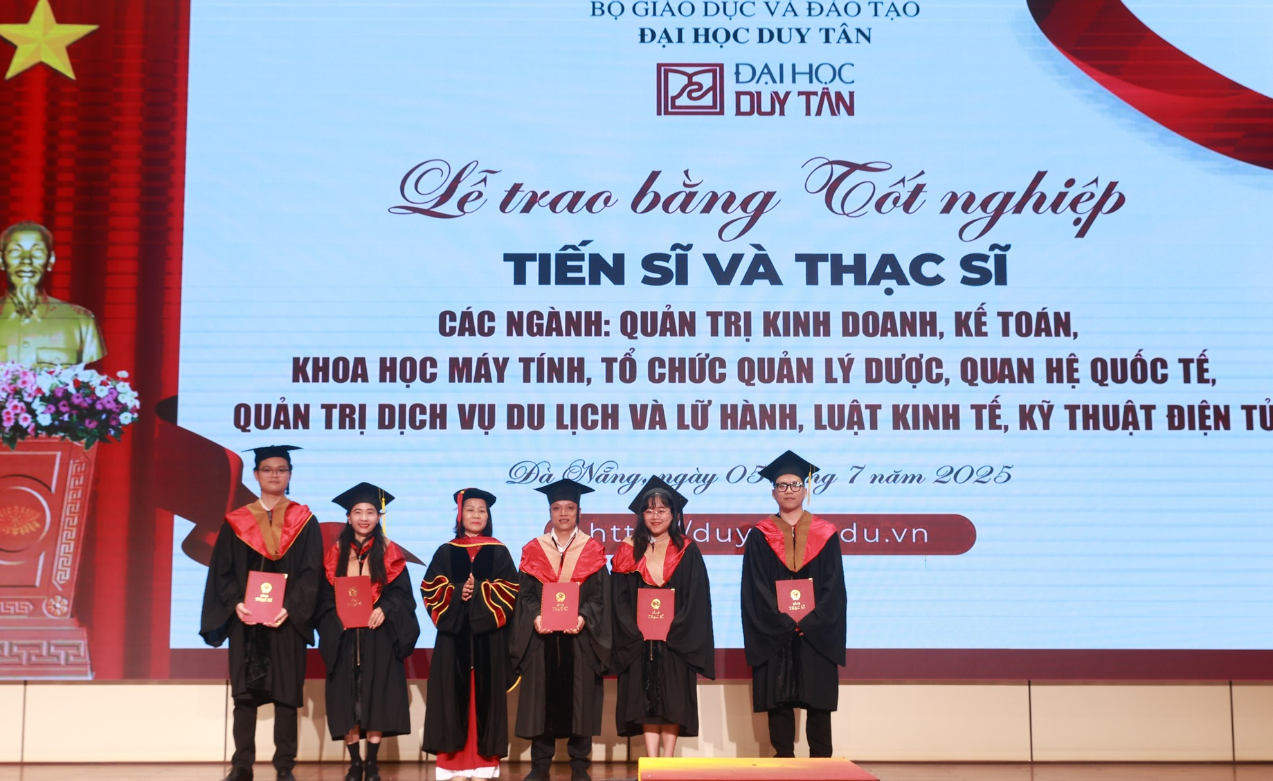 LỄ TỐT NGHIỆP CỦA TÂN THẠC SĨ NGÀNH LUẬT KINH TẾ - CỘT MỐC QUAN TRỌNG TRONG HÀNH TRÌNH HỌC TẬP VÀ NGHIÊN CỨU CỦA CÁC HỌC VIÊN