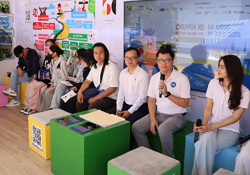 Chuyến xe Hướng nghiệp Đức đến Đại học Duy Tân