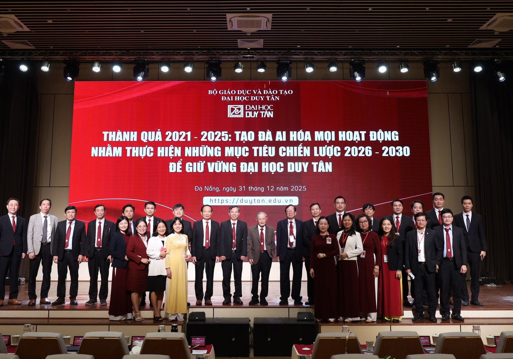 THÀNH QUẢ 2021 - 2025: TẠO ĐÀ AI HÓA MỌI HOẠT ĐỘNG, NHẰM THỰC HIỆN NHỮNG MỤC TIÊU CHIẾN LƯỢC 2026 - 2030 ĐỂ GIỮ VỮNG ĐẠI HỌC DUY TÂN