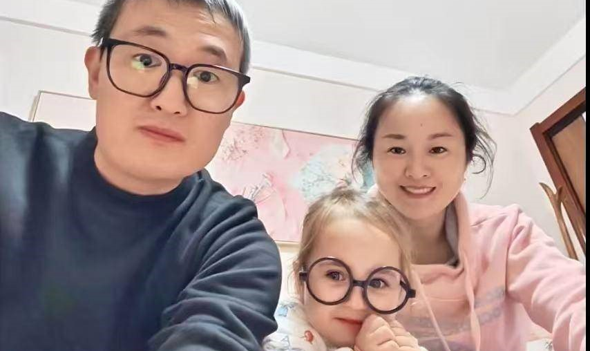 HIỆN TƯỢNG DI TRUYỀN CÁCH THẾ HỆ- BÉ GÁI TÓC VÀNG, MẮT XANH SINH RA TỪ CẶP VỢ CHỒNG NGƯỜI TRUNG QUỐC GÂY CHẤN ĐỘNG MẠNG XÃ HỘI