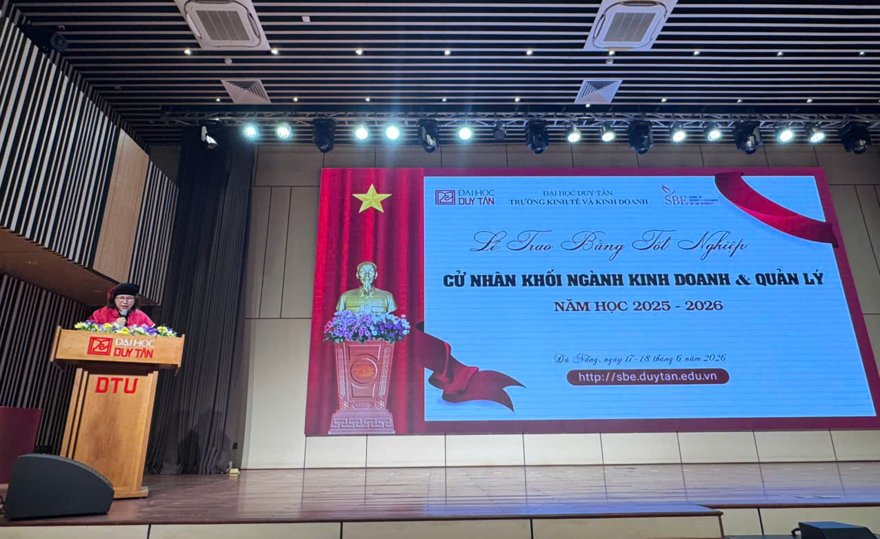 LỄ TRAO BẰNG TỐT NGHIỆP CỬ NHÂN KHỐI NGÀNH KINH DOANH & QUẢN LÝ – DẤU MỐC TỰ HÀO CỦA TÂN CỬ NHÂN ĐẠI HỌC DUY TÂN