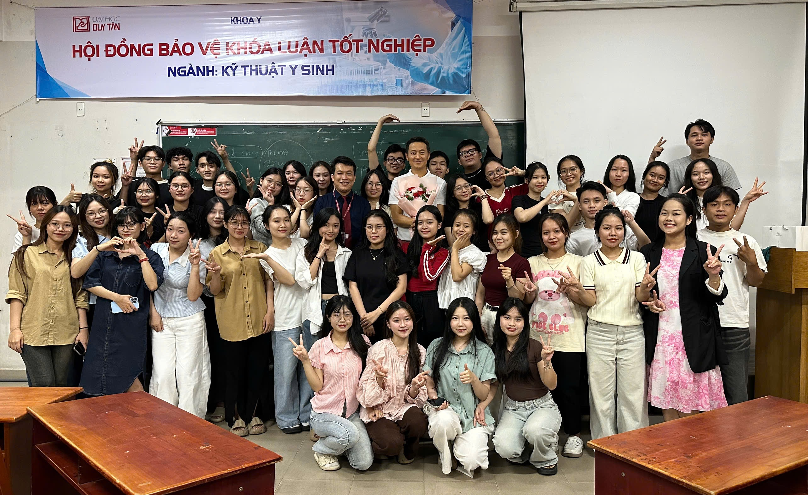 Giảng viên thỉnh giảng  đến từ Đại học Texas A&M đã tham gia giảng dạy học phần hè tại Khoa Marketing