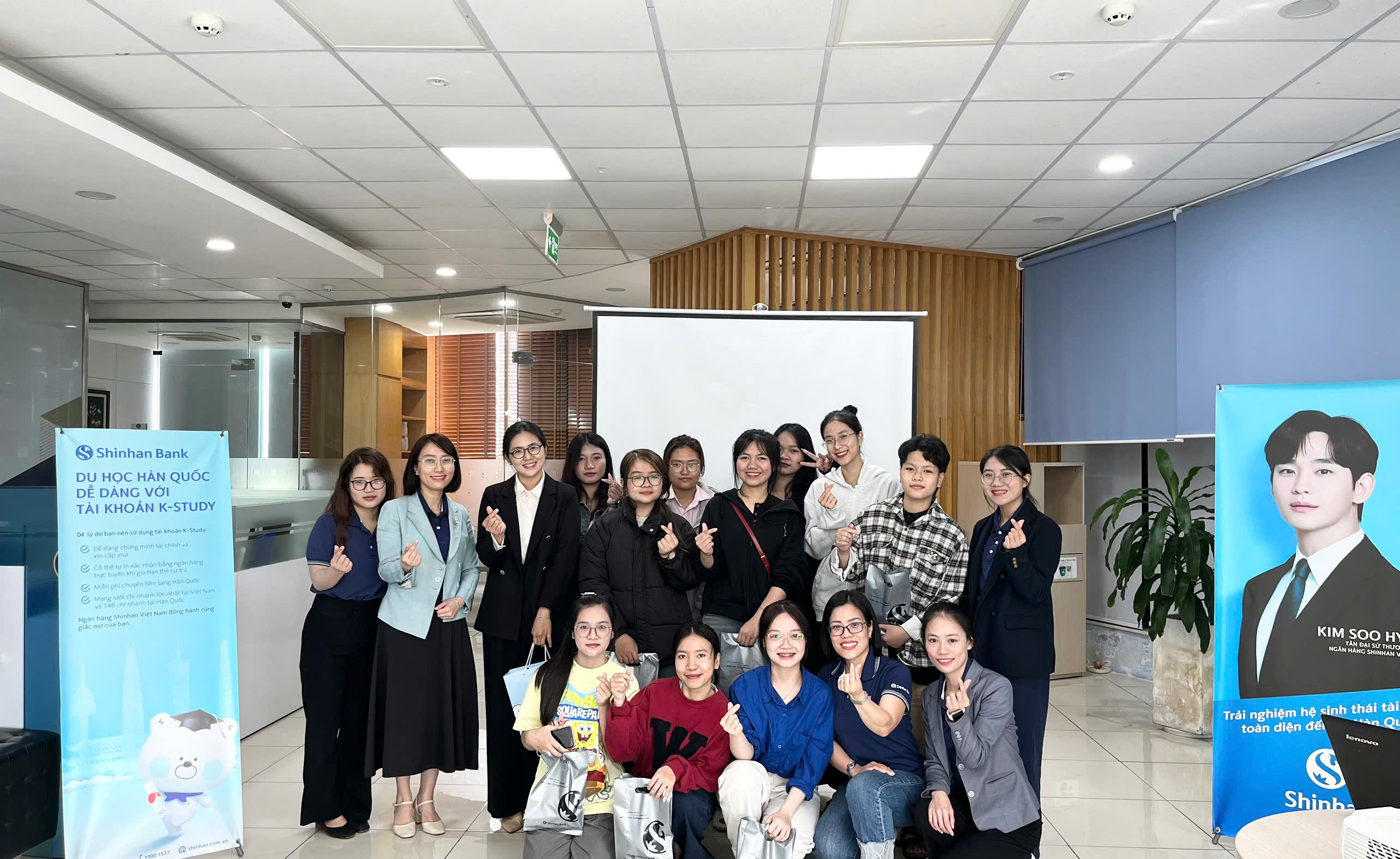 Đoàn Sinh Viên Khoa Tiếng Hàn Đại Học Duy Tân Tham Quan Thực Tế Tại Ngân Hàng Shinhan
