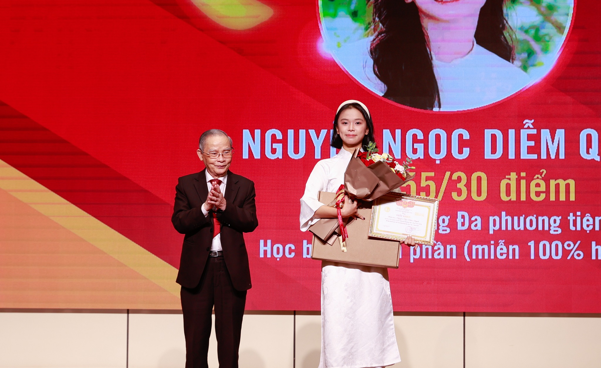 Khởi đầu năm học 2025-2026: Sinh viên LHSS đón nhận học bổng toàn phần và vinh danh Thủ khoa, Á khoa