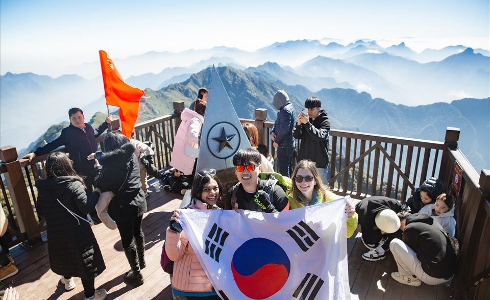 Ngành du lịch Việt Nam bùng nổ: Lập kỷ lục 19 triệu khách quốc tế, Hàn Quốc tiếp tục là thị trường trọng điểm  베트남 관광업 ‘폭발적 성장’…외국인 1,900만 명 최다 기록, 한국은 핵심 시장으로 자리매김