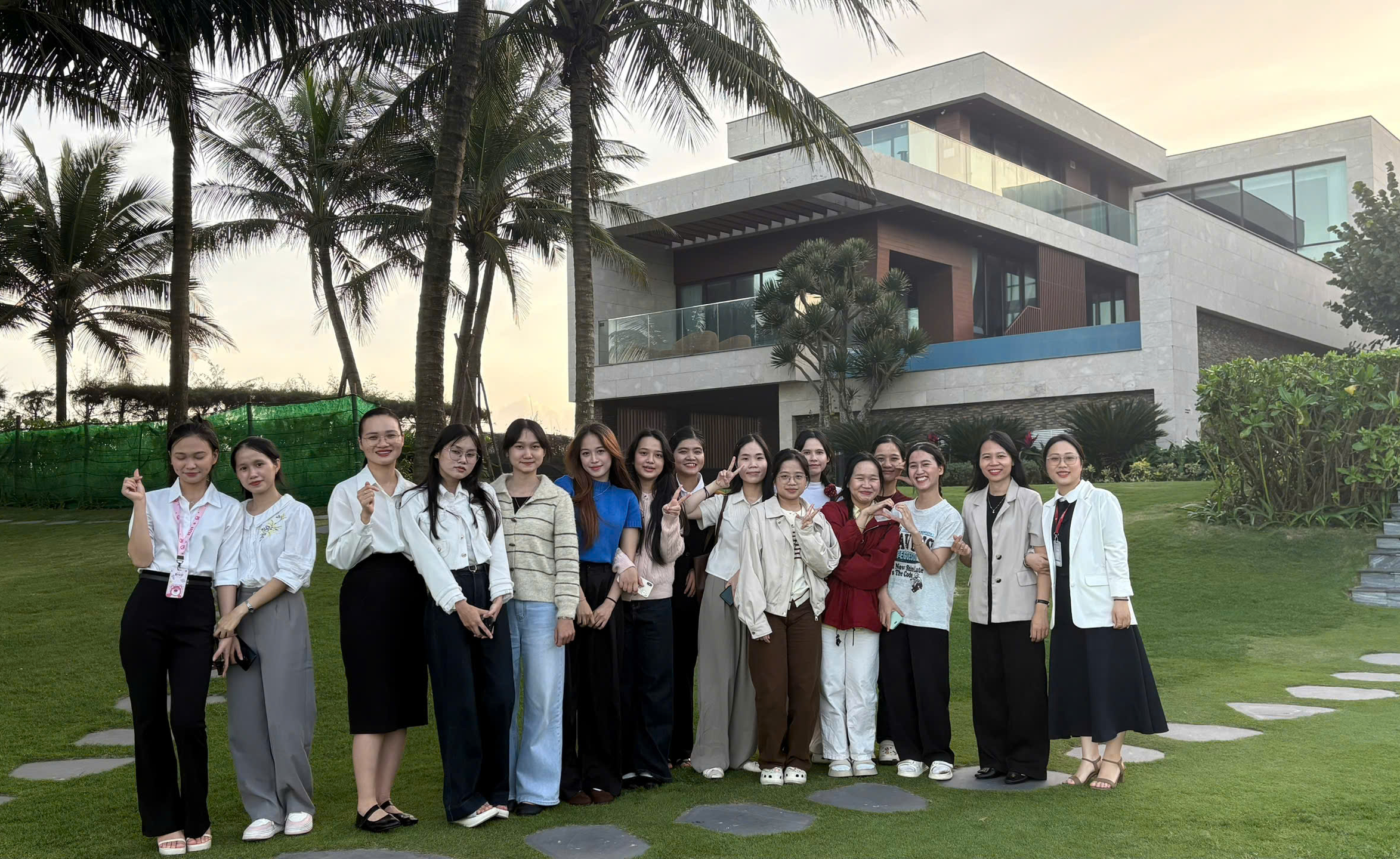 Sinh viên Khoa Tiếng Hàn khám phá Khách sạn Shilla Monogram