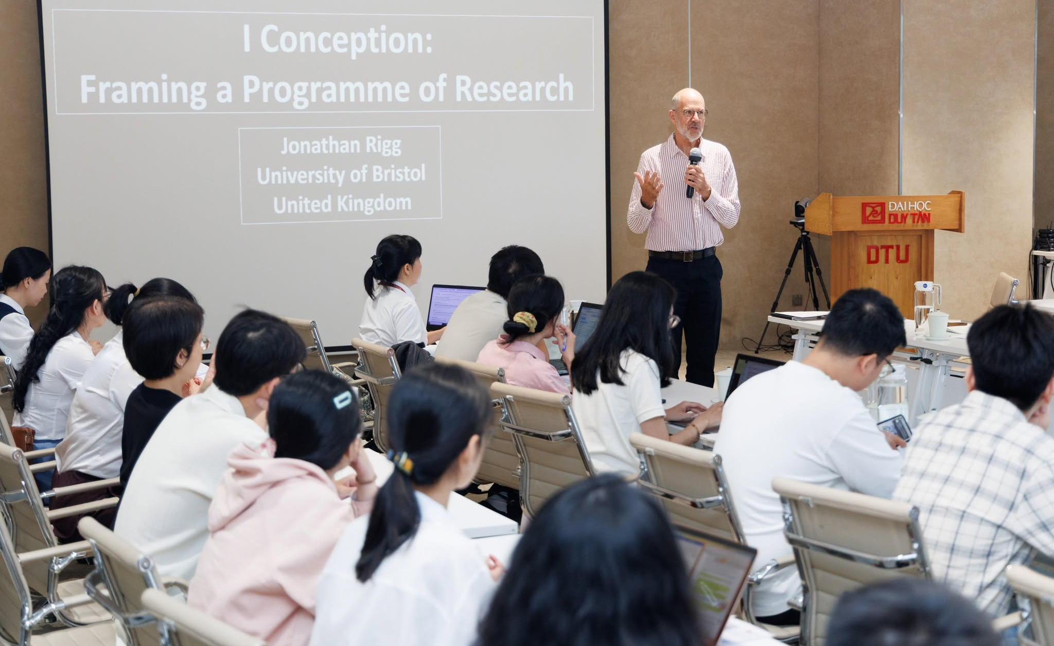 🌍 WORKSHOP NHÀ NGHIÊN CỨU TRẺ 2026: NÂNG TẦM TƯ DUY HỌC THUẬT TOÀN CẦU 🇻🇳🇬🇧🇸🇬