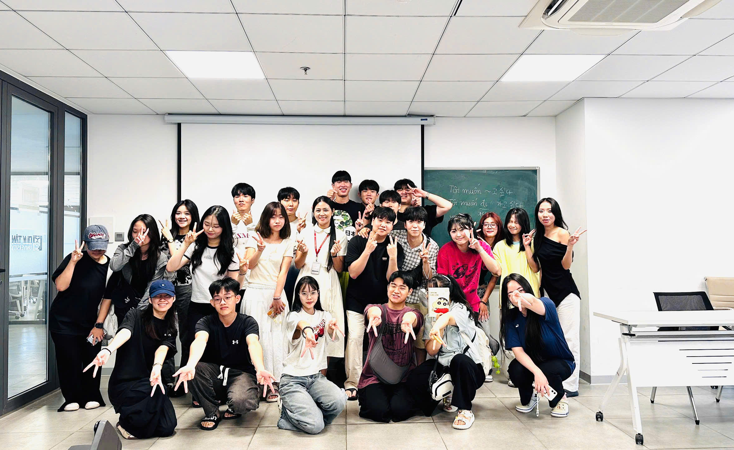 NẤC THANG XANH 2026: LỚP HỌC TIẾNG VIỆT – KHỞI ĐẦU LỊCH SỬ CHO HÀNH TRÌNH HỢP TÁC QUỐC TẾ  -  블루 래더 2026: 베트남어 수업, 국제 협력 여정의 역사적 서막