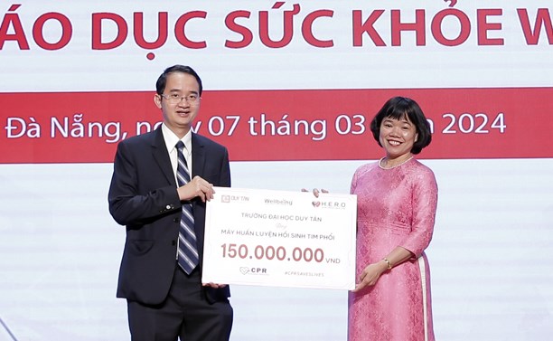 Đại học Duy Tân tặng máy hỗ trợ kỹ năng hồi sinh tim phổi cho học sinh THPT