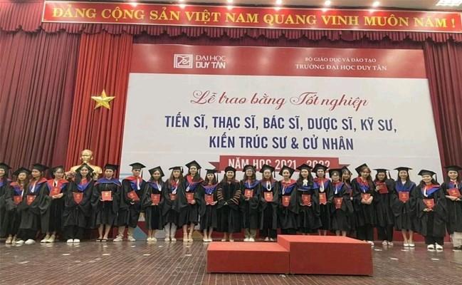 Lễ tốt nghiệp và phát bằng Trường Ngoại ngữ - XHNV - Đại học Duy Tân