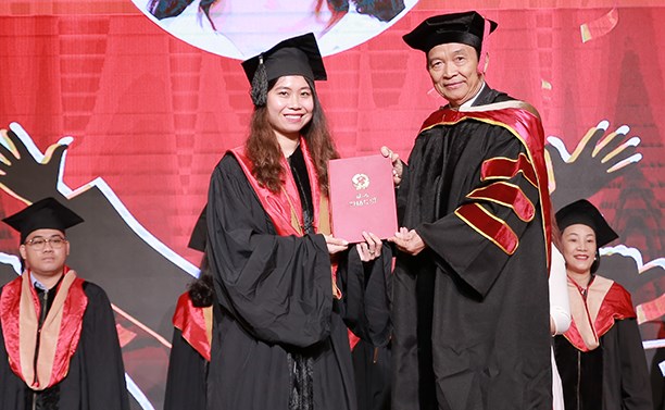 Đại học Duy Tân trao Bằng Tốt nghiệp Tiến sĩ và Thạc sĩ năm học 2022-2023