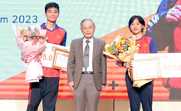 ĐH Duy Tân Vinh danh SV đạt Thành tích cao tại Sea Games 32 và Tuyên dương Thanh niên Tiên tiến