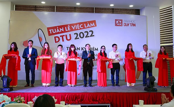 Khai mạc “Tuần lễ Việc làm DTU 2022”