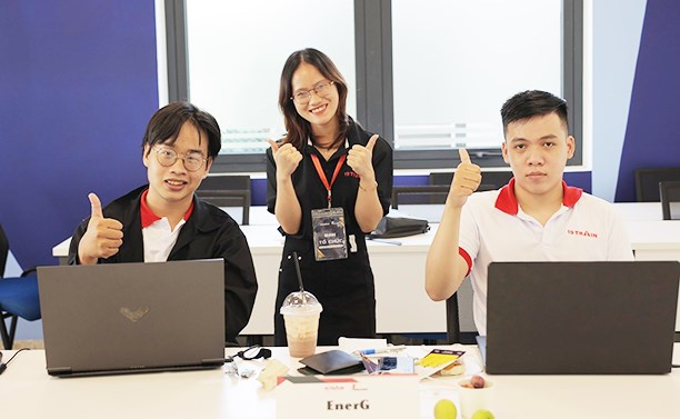 Sinh viên ĐH Duy Tân giành giải nhất Hackathon 2022 với ứng dụng 'Thử đồ không cần chạm'