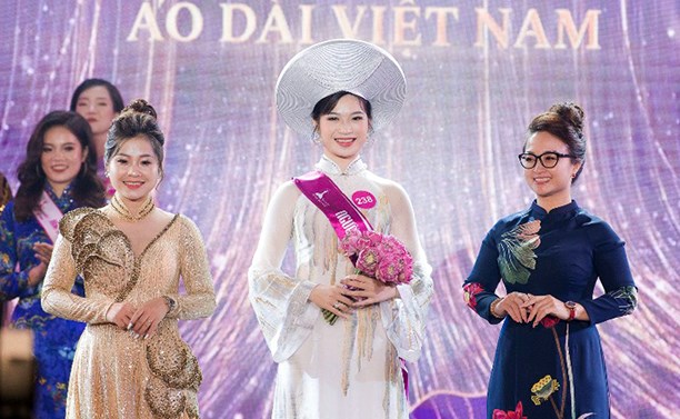 Nữ tân Sinh viên ĐH Duy Tân 2022: Đa tài và Thông thạo 5 Ngôn ngữ