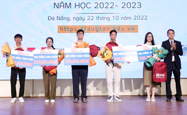 Đại học Duy Tân: Trao 385 suất học bổng, tổng trị giá gần 21,5 tỉ đồng