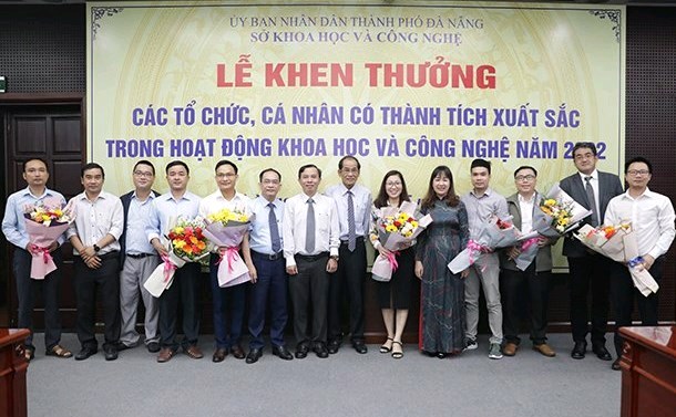 Các Nhà Khoa học của ĐH Duy Tân nhận Bằng khen của UBND Thành phố Đà Nẵng năm 2022