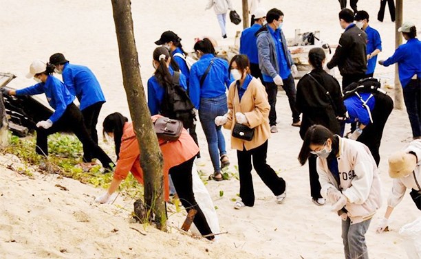 Hàng trăm 'áo xanh' dọn rác làm sạch bãi biển Đà Nẵng