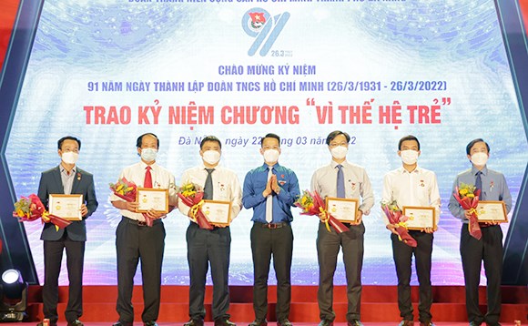 Thầy và trò Đại học Duy Tân được trao Kỷ niệm chương “Vì thế hệ trẻ” và “Giải thưởng 26/3”