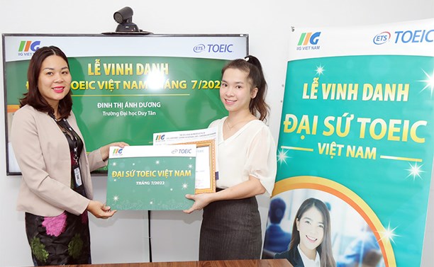 Cán bộ ĐH Duy Tân được trao danh hiệu 'Đại sứ TOEIC Việt Nam' khu vực miền Trung