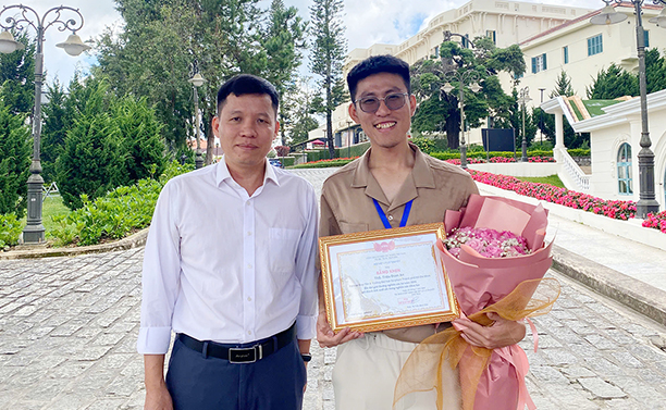 Nhà Khoa học ĐH Duy Tân được trao giải thưởng Vật lý