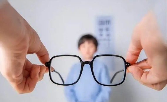 儿童近视越来越多，4类习惯最容易近视，早期干预是关键 (MISS MINH NGUYET)