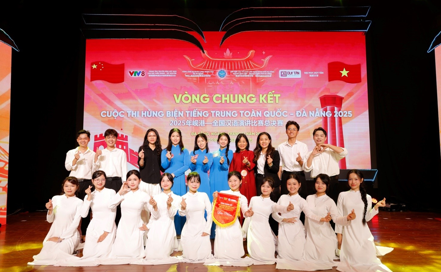 BẢN LĨNH TỎA SÁNG TRÊN SÂN CHƠI TOÀN QUỐC: SINH VIÊN KHOA TIẾNG TRUNG ĐẠI HỌC DUY TÂN XUẤT SẮC ĐẠT GIẢI BA