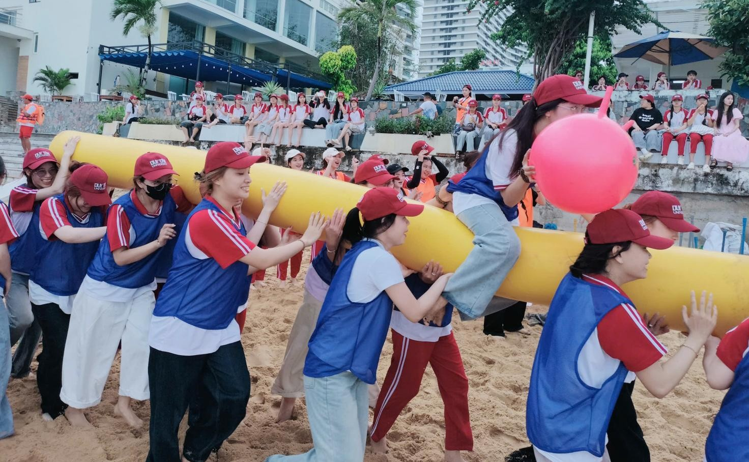 Gắn kết sinh viên qua hoạt động Team-building trong chuyến Thực tập nhận thức tại Quy Nhơn