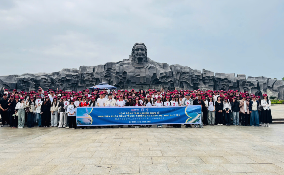 Sinh viên Khoa Tiếng Trung tham quan Tượng đài Mẹ Thứ trong chuyến thực tập nhận thức