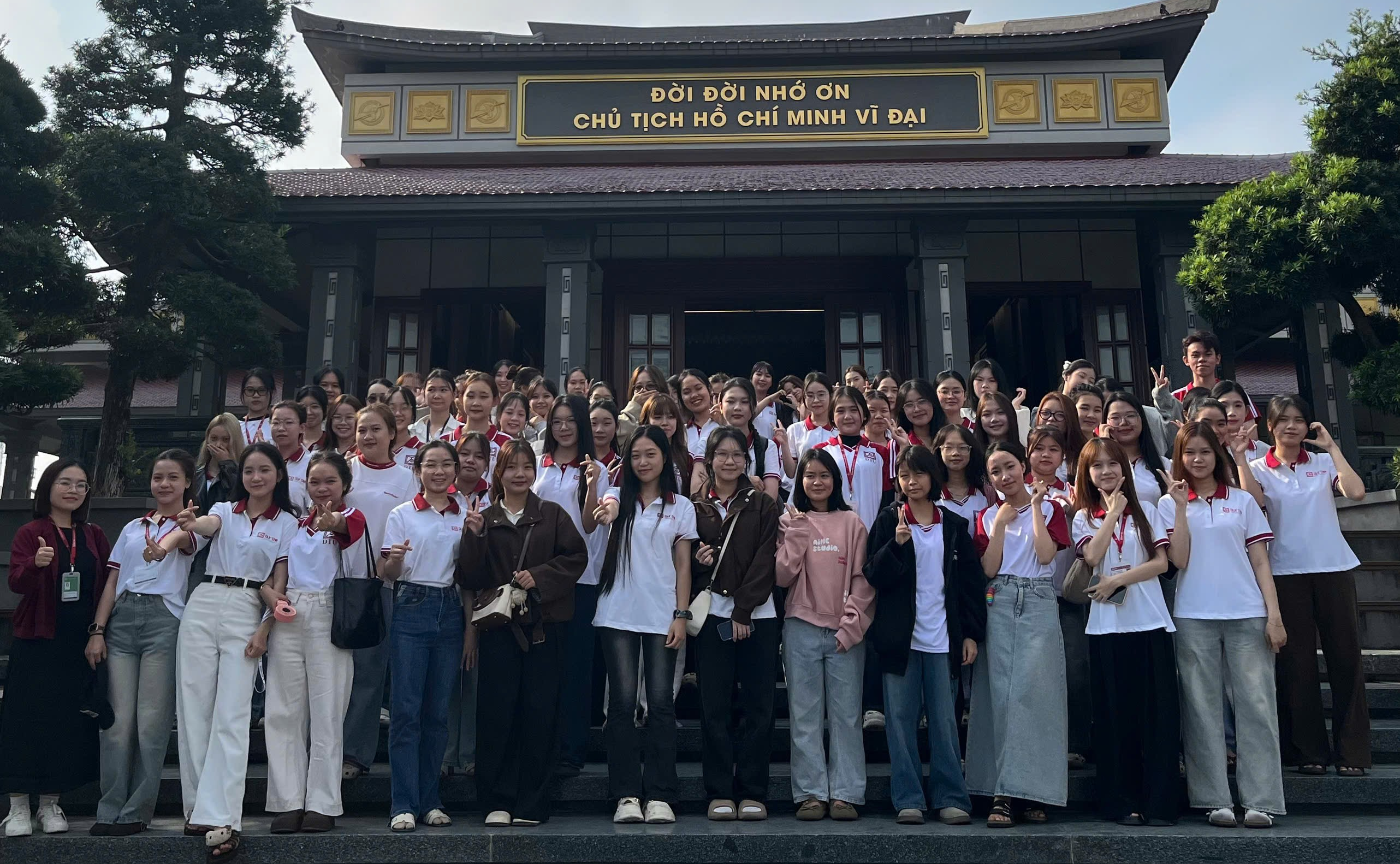 KHOA TIẾNG TRUNG TỔ CHỨC HOẠT ĐỘNG DÂNG HƯƠNG TẠI NHÀ TƯỞNG NIỆM BÁC HỒ (MISS THAO NHI)