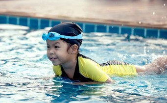 Luyện dịch sang Tiếng Việt 游泳时，千万不要穿白色和蓝色的泳衣！(MISS MINH HANG)