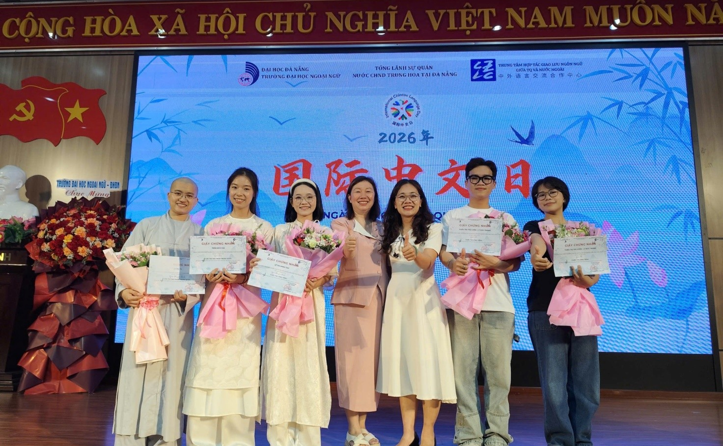TỰ HÀO SINH VIÊN KHOA TIẾNG TRUNG TỎA SÁNG TẠI “NGÀY TIẾNG TRUNG QUỐC TẾ 2026”