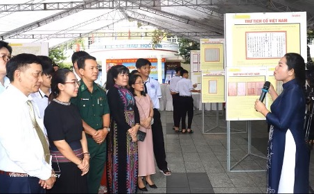 “越南黄沙与长沙”资料图片展在得乐省举行 (MRS. VIET ANH)