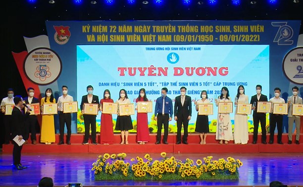 Sinh viên Duy Tân được Vinh danh “Sinh viên 5 tốt”, “Tập thể Sinh viên 5 tốt” và Đón nhận Giải thưởng “Sao tháng Giêng”