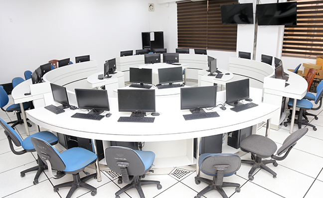 Hệ thống phòng thực hành với máy móc hiện đại