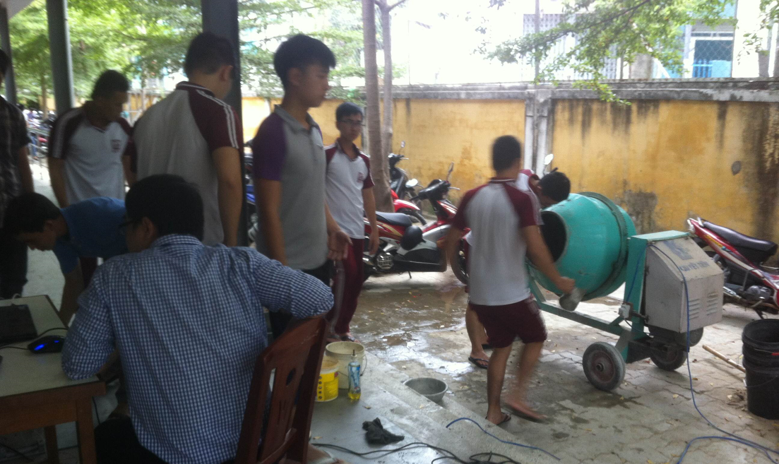 Thực hành hóa được Thầy và Trò Khoa Xây dựng Đại học Duy Tân áp dụng