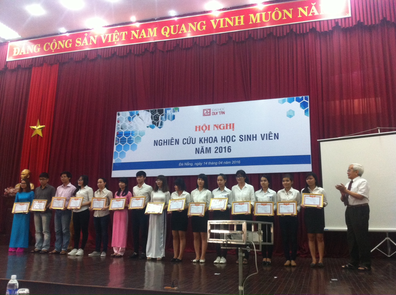 Các nhóm sinh viên được tặng giấy khen về nghiên cứu khoa học