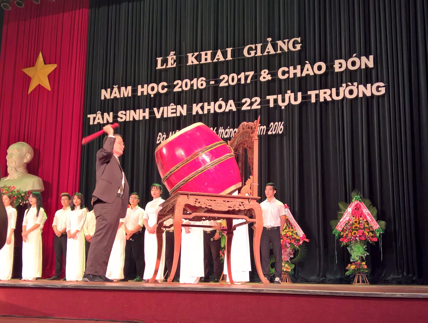 Nhà giáo ưu tú, Anh hùng Lao động Lê Công Cơ đánh trống khai giảng năm học mới.