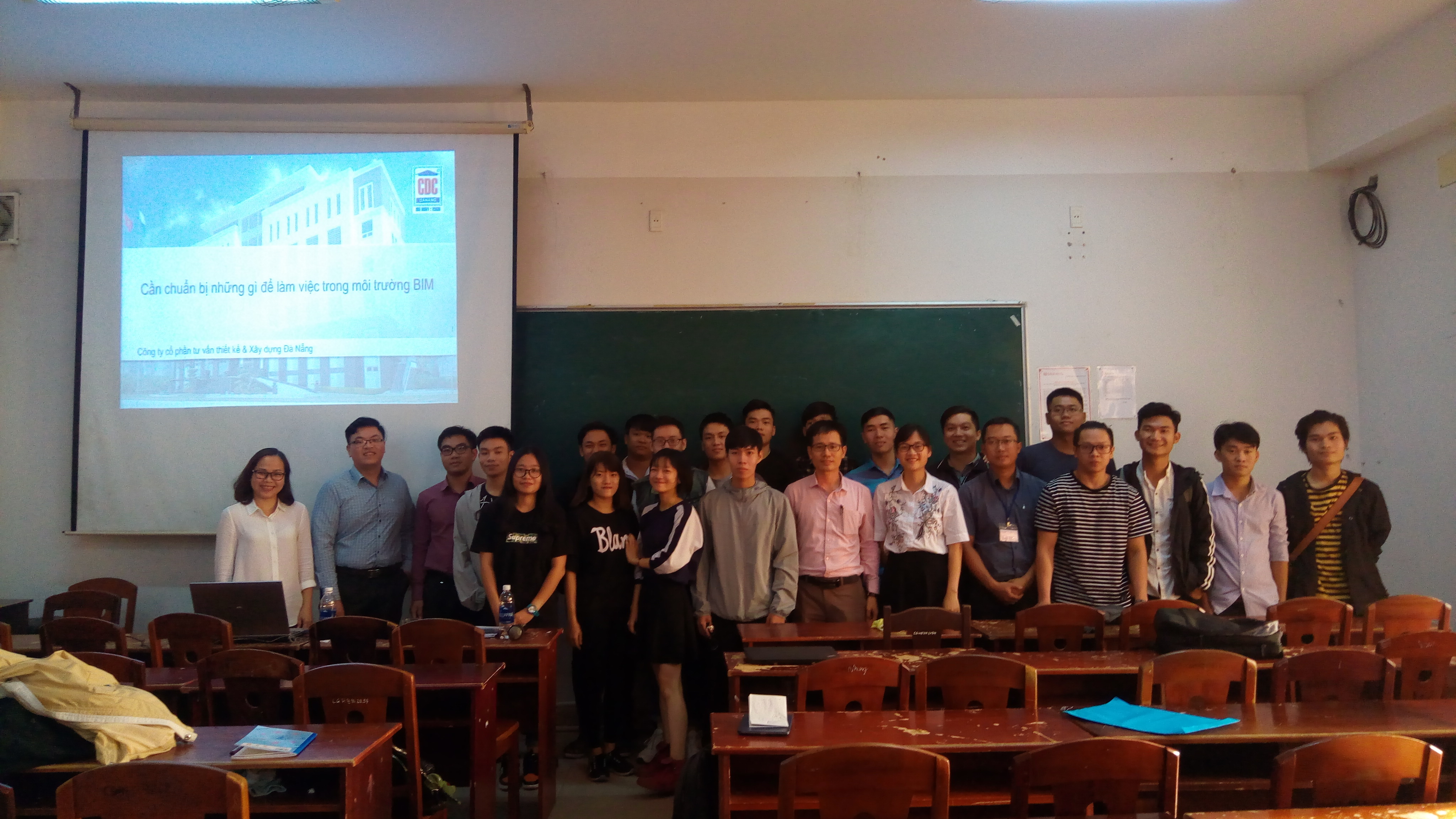 Các thành viên dự hội thảo chụp ảnh lưu niệm
