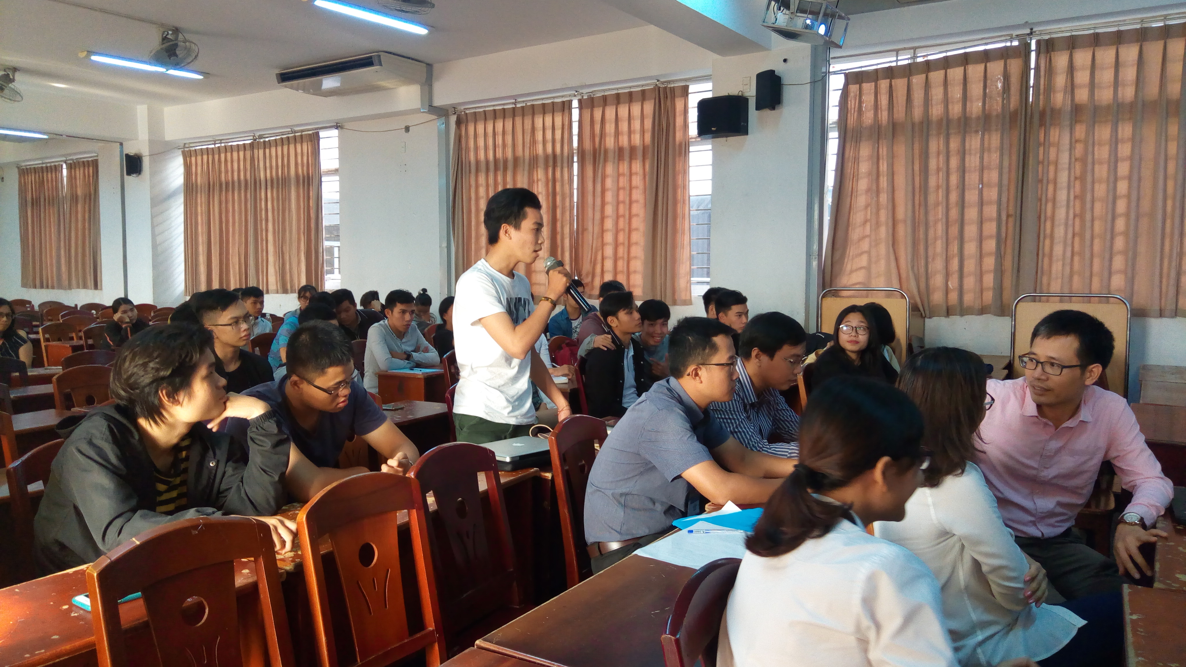 Sinh viên phát biểu trao đổi ở Hội thảo