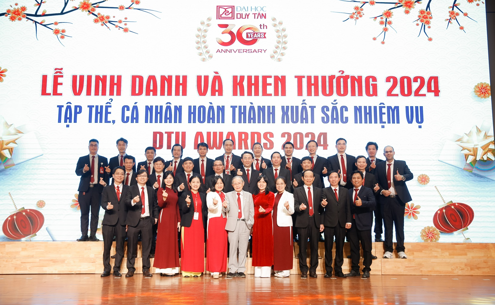 Lễ vinh danh 2024: Cán bộ, giảng viên LHSS được khen thưởng vì những đóng góp nổi bật