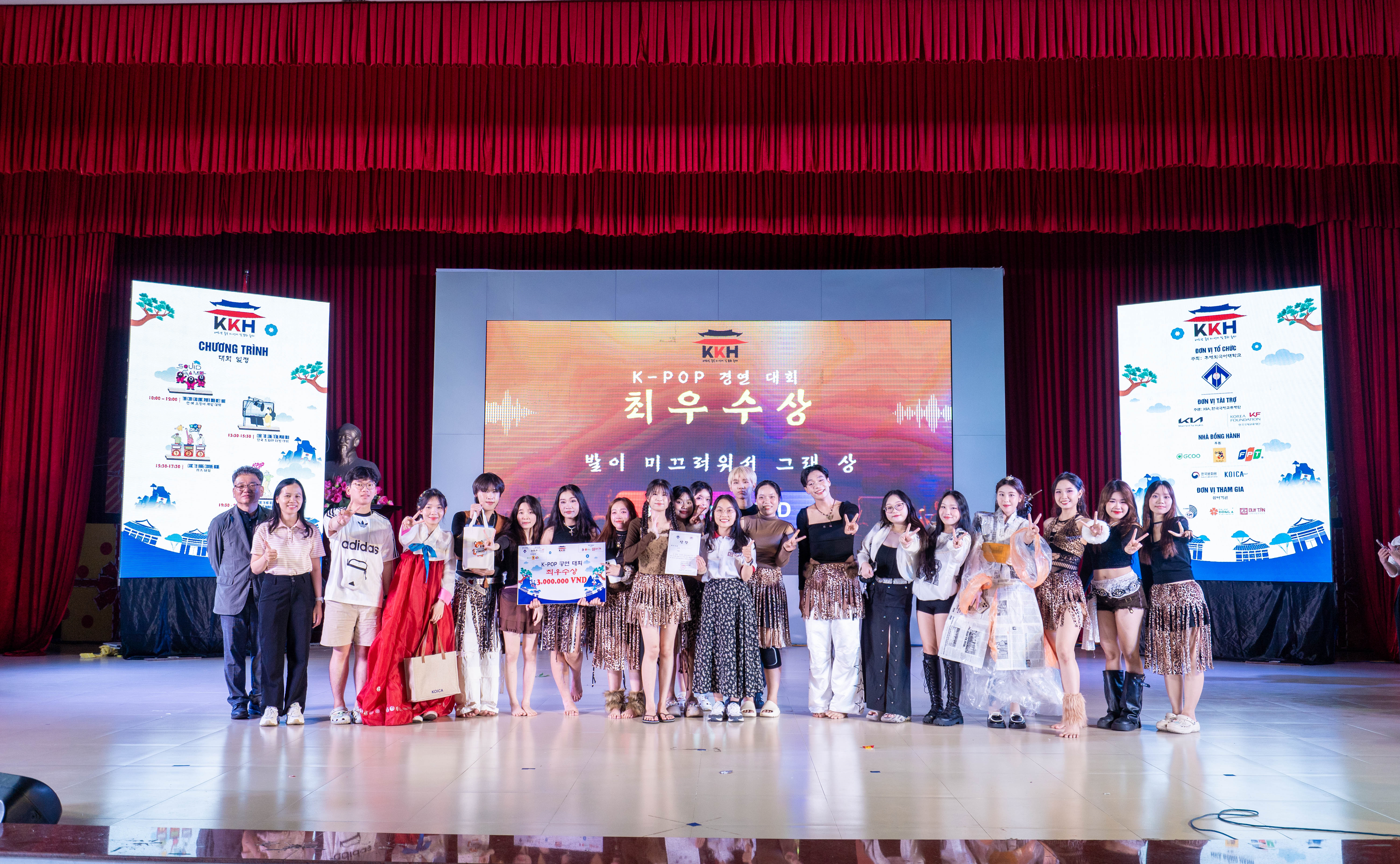 Tự hào LHSS: Sinh viên đạt thành tích ấn tượng tại Ngày hội Ngôn ngữ và Văn hóa Hàn Quốc 2025