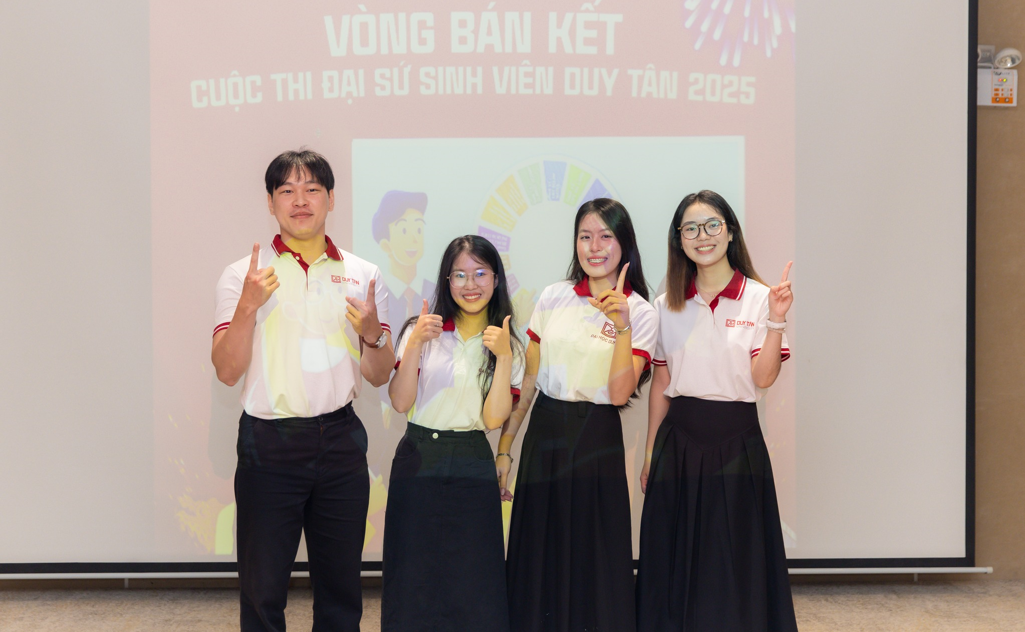 Diệu Linh ghi dấu ấn trong Top 10 Đại sứ Sinh viên Duy Tân 2025