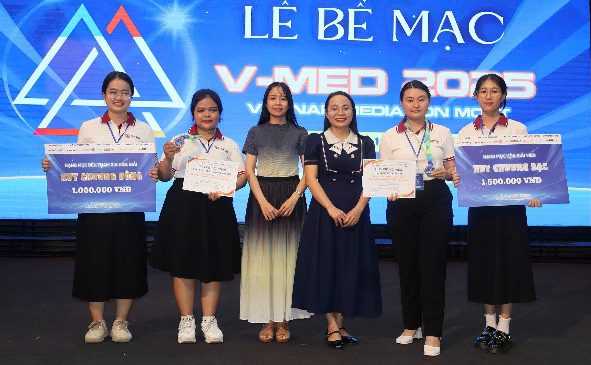 Sinh viên LHSS gặt hái Huy chương Bạc và Đồng tại Cuộc thi Hòa giải Thương mại Việt Nam 2025