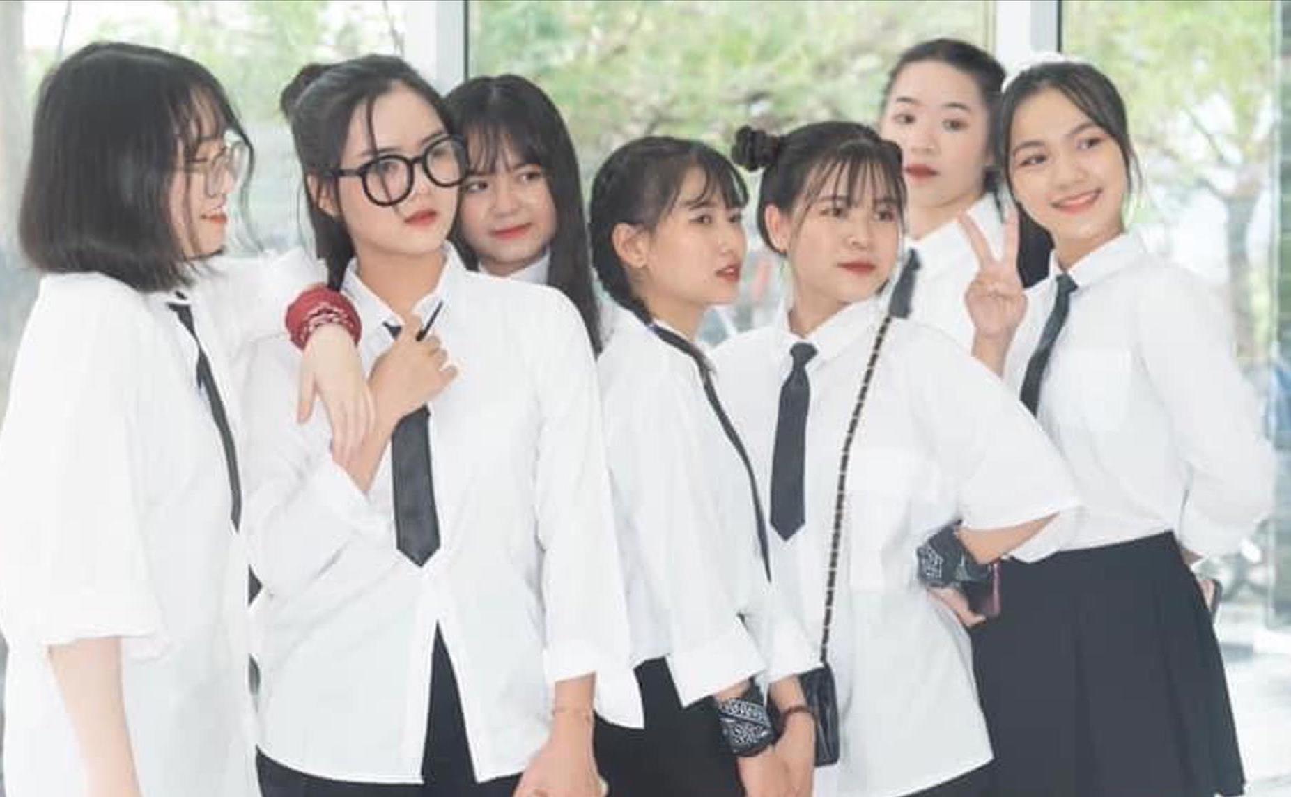 Flashmob và trình diễn trang phục dân tộc Cơ Tu của sinh viên Khoa tiếng Anh | Ngày hội Chào đón Tân Sinh viên K26 - ĐH Duy Tân