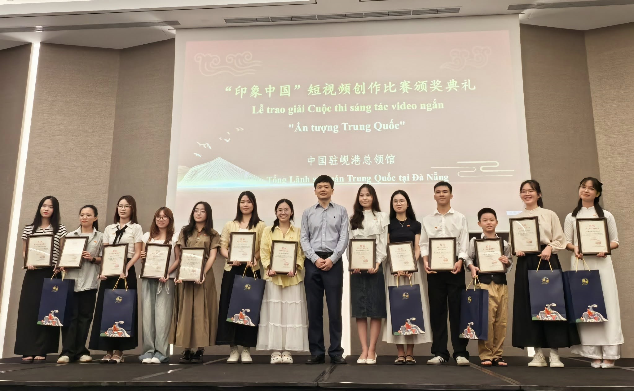Hành trình kể chuyện bằng hình ảnh: Sinh viên Khoa tiếng Trung tỏa sáng với loạt giải thưởng danh giá